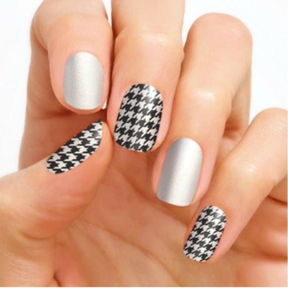 *Retired* Color Street: Highlands Houndstooth | White Black Preppy Shimmer Plaid - Picture 7 of 9